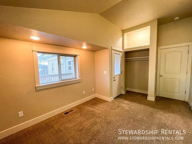 Building Photo - 5 Bd Close to Campus!