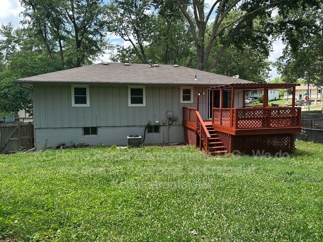 Building Photo - 424 NE Lakeview Dr