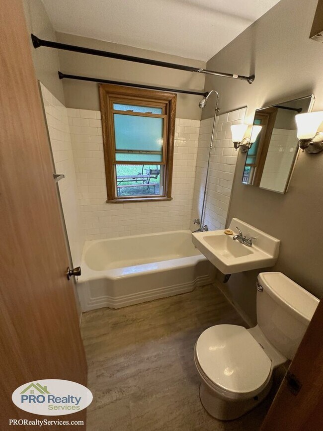 Building Photo - 3 Bedroom Home in South Saint Paul