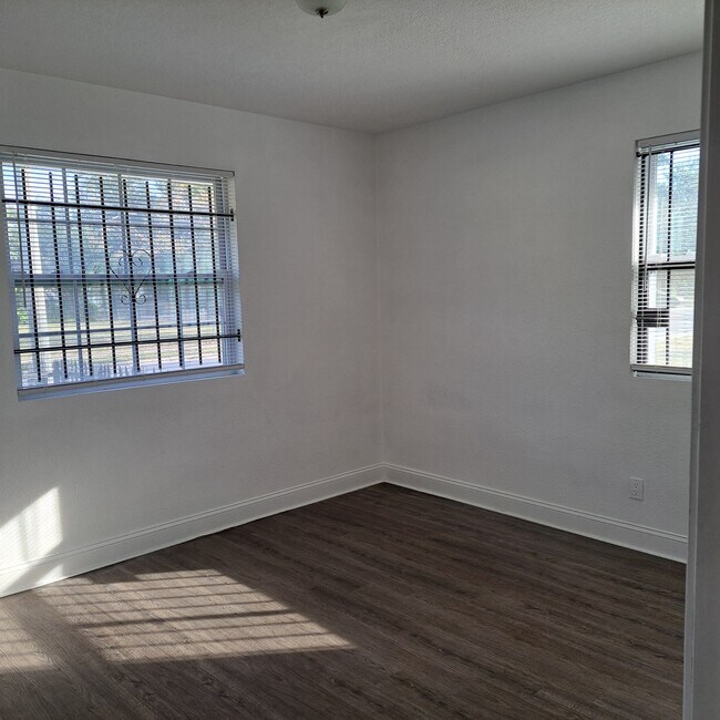 Building Photo - 1416 W 13th St