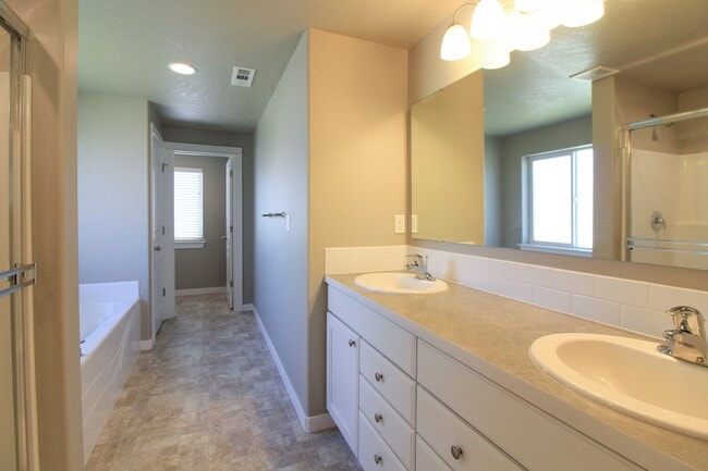 Building Photo - 4 Bedroom, 2.5 Bath Home in South Kennewick