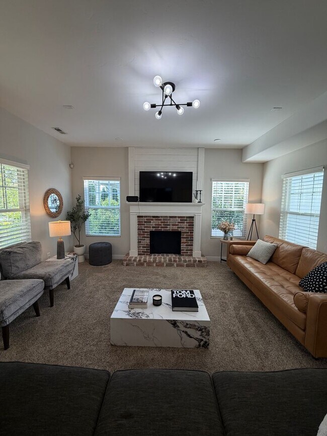 Building Photo - 4481 Iron Mountain Dr