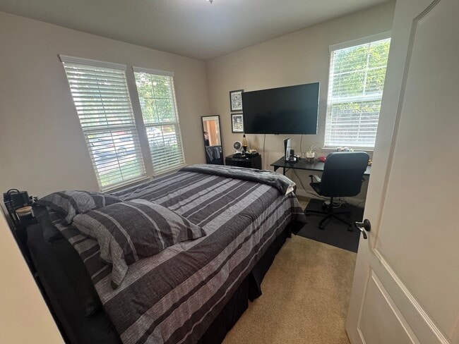 Building Photo - 5 Bed / 3.5 Bath | Elk Grove Single Family...