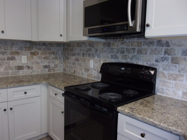 Building Photo - Spacious 2 Bedroom 1 Bath Duplex Minutes t...