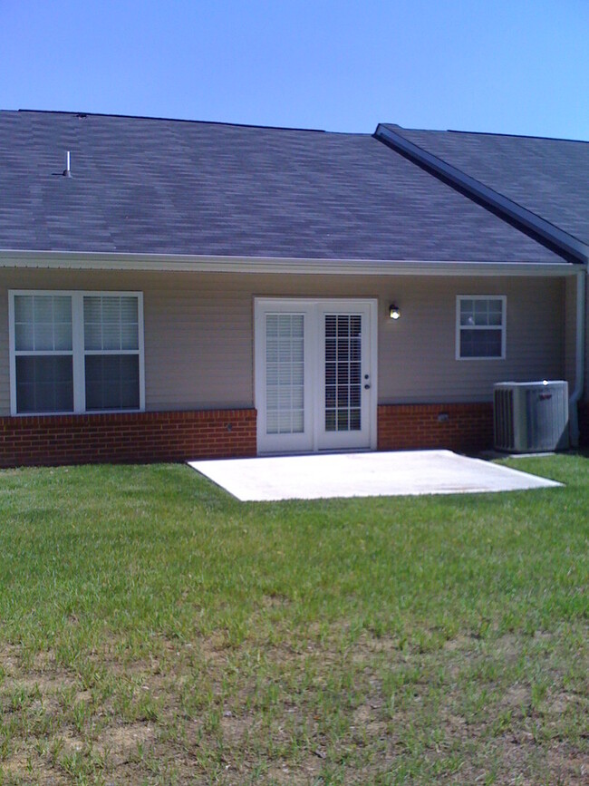 Building Photo - North Knoxville, 2 bedroom 2 bath one car ...