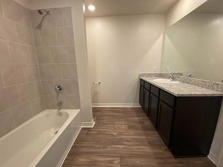 Building Photo - 513 Fox Glen Cv