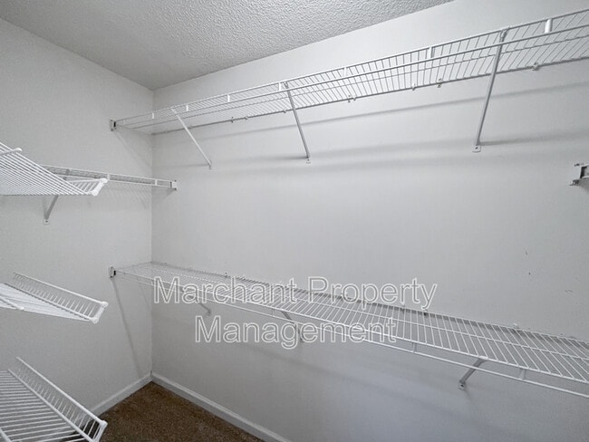 Building Photo - 6 Twickenham Dr