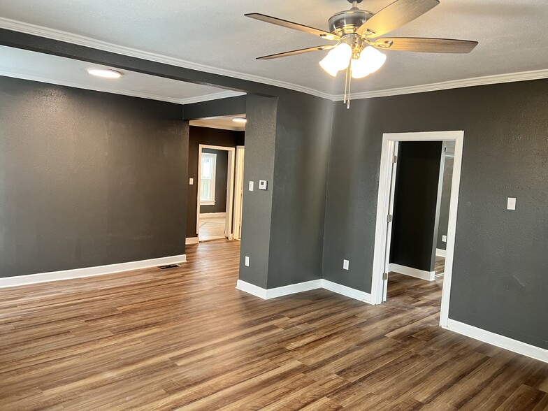 Living room/Dining room - 1102 Range Line St