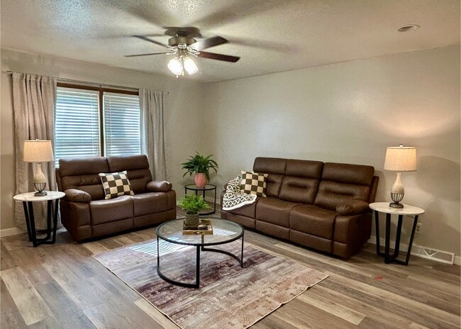 Building Photo - 833 Stanford Dr