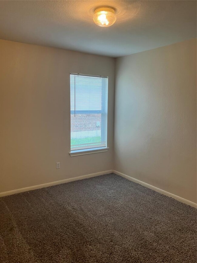 Building Photo - 3004 Hanstrom Ct