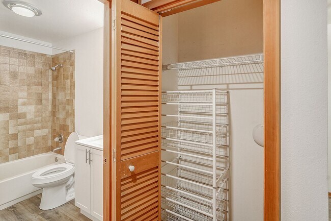 Building Photo - Wilderness One Bedroom Available 7/7!  Close to hiking trails and great amenities.  Amazing SUN!