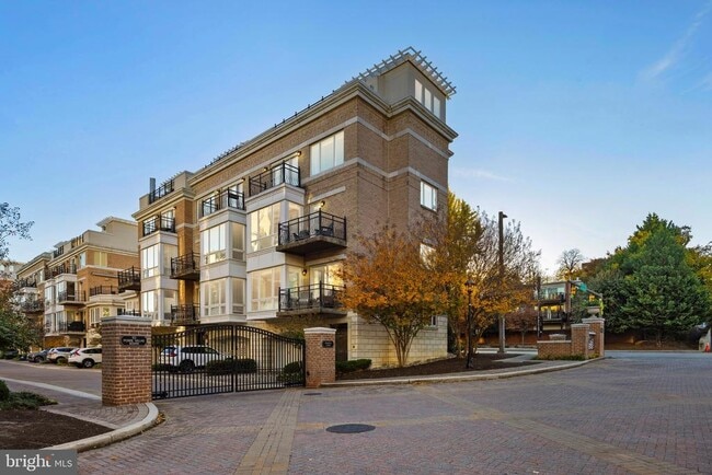 Building Photo - 900 Valencia Ct