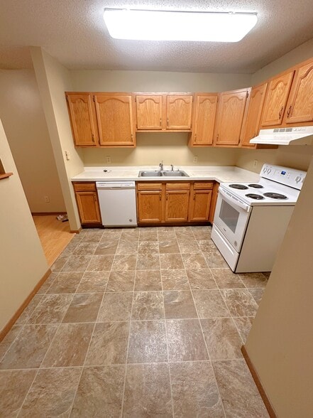 Building Photo - 831 Highview Dr