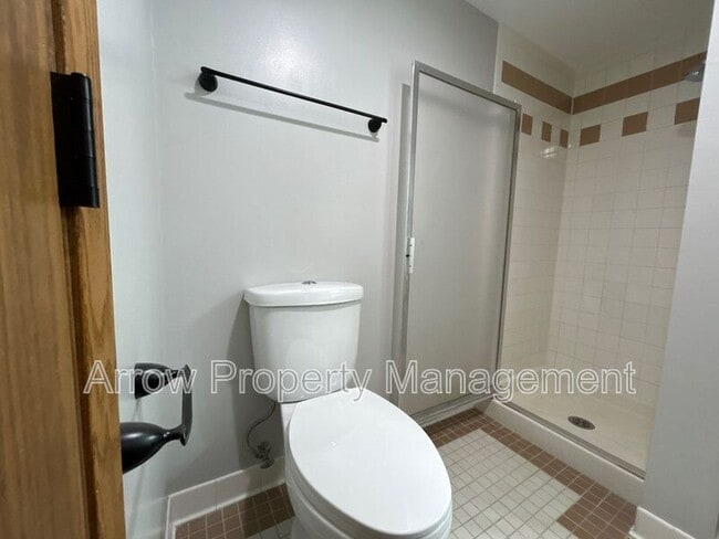 Building Photo - 208 E 5th St