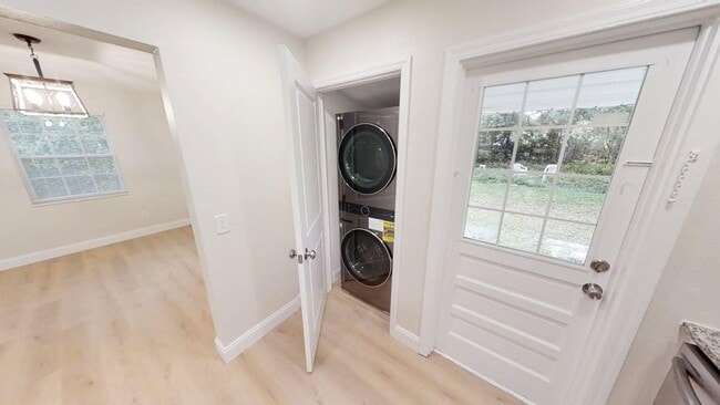 Building Photo - Charming 2 bedroom 1 bath - move in ready