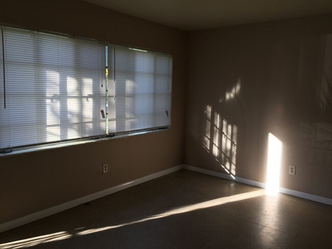 Building Photo - Quiet 2 Bedroom