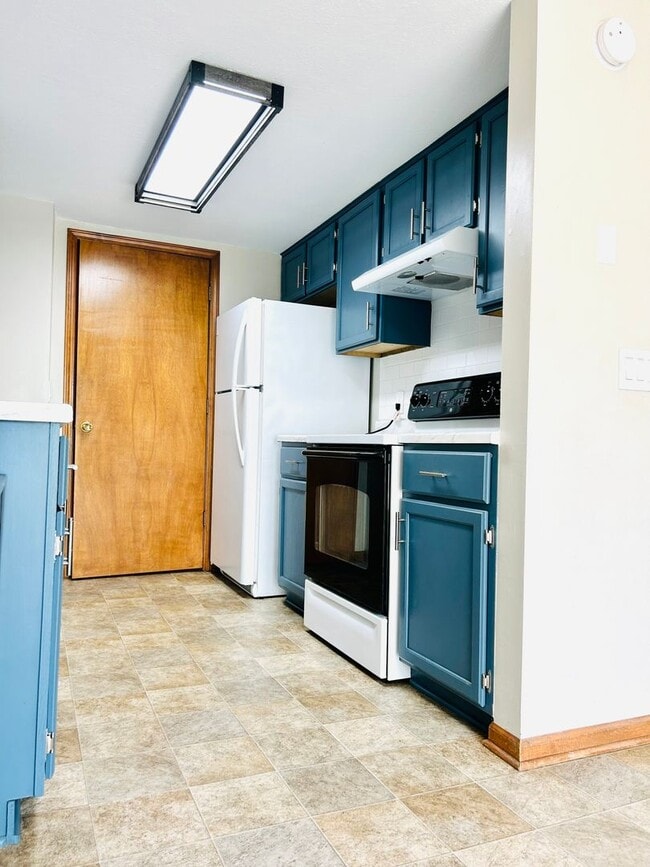 Building Photo - Convenient Location, Spacious Home