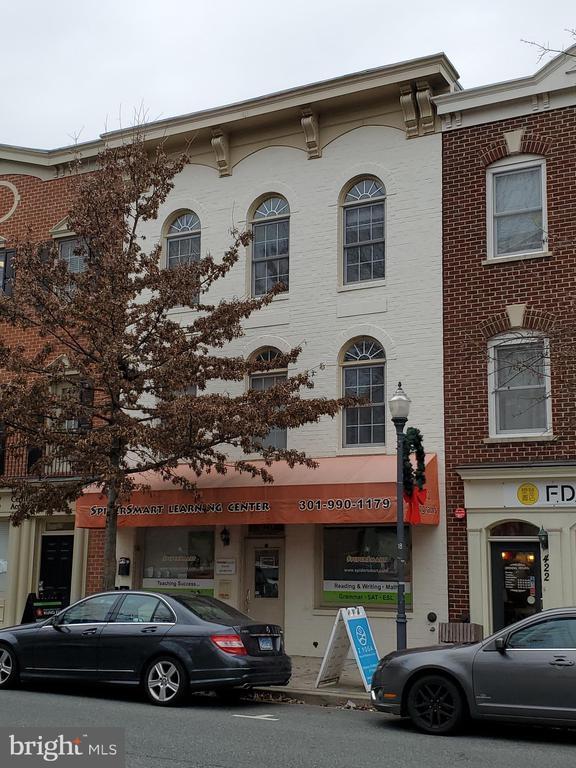 Building Photo - 420 Main St