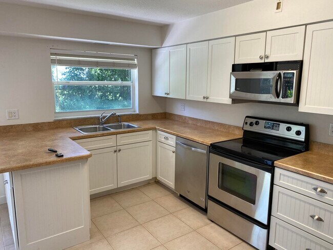 Building Photo - 956 Tulip Ln