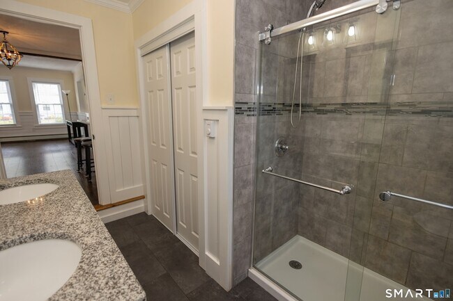 Building Photo - 387 Buckland St