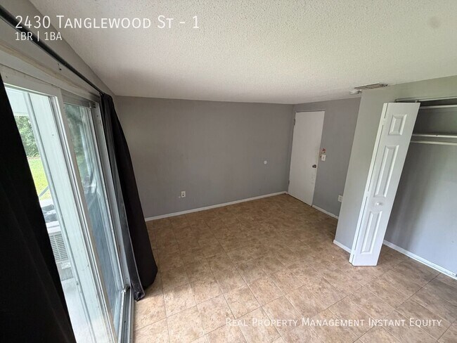 Building Photo - 2430 Tanglewood St