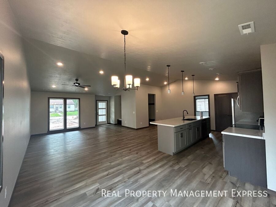 Building Photo - 3 Bedroom 2 Bathroom Home for Rent