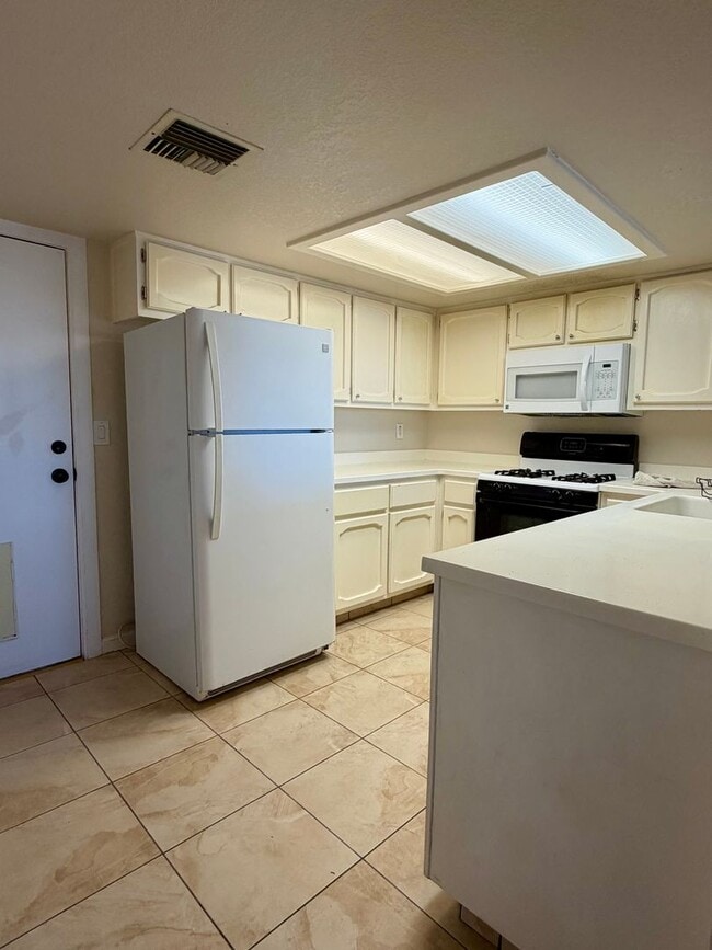 Building Photo - AVAILABLE NOW!!