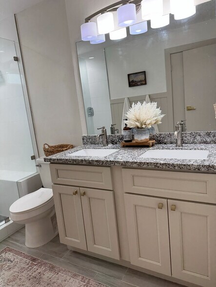 Building Photo - 5006 Deer Point Dr