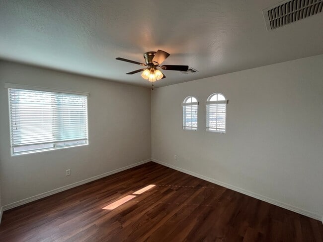 Building Photo - 4 Bedroom Home with Loft in Stonefield Com...