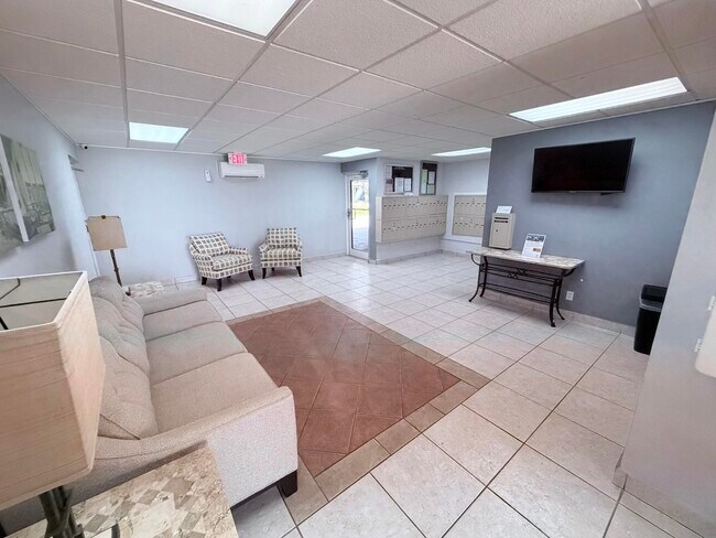 Building Photo - 1000 NE 14th Ave