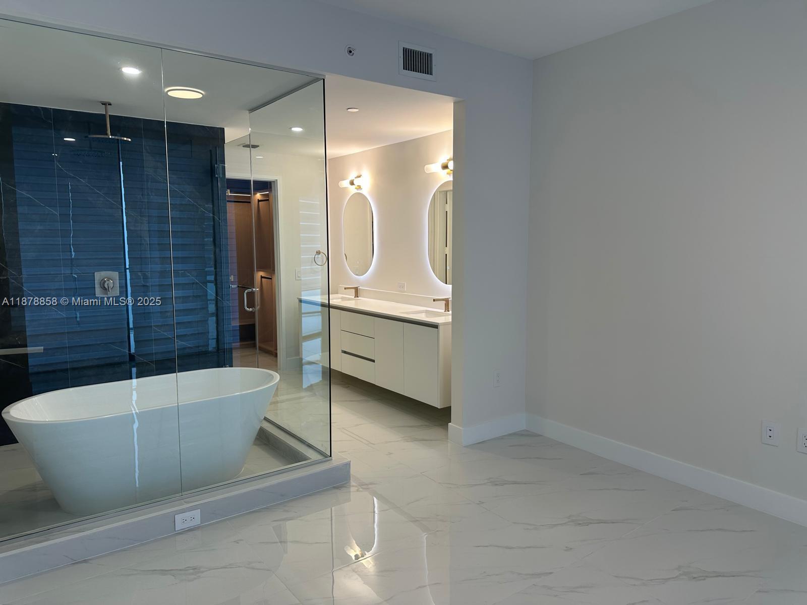 Building Photo - 700 NE 24th St