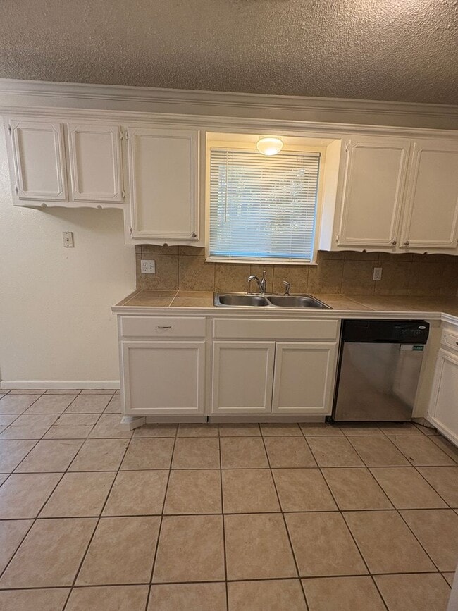Building Photo - 808 Catherine Dr