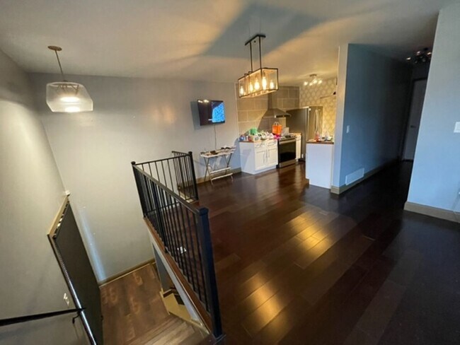 Building Photo - Spacious Townhome 2Bed/1Bath- Available July 1