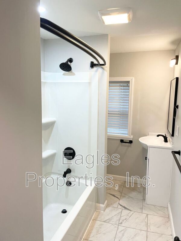 Building Photo - 104 Lane St