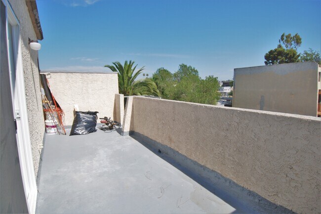 Building Photo - 746 N Eucalyptus Ave