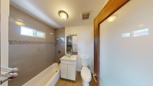 Building Photo - Stunning 2 Bedroom 2 Bath Home - Ideal Loc...