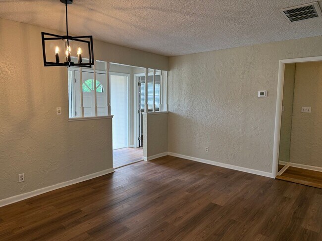 Building Photo - Welcome to this charming 3 bedroom, 2 bath...