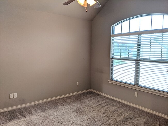 Building Photo - 3 Bed 3 Bath Townhome in Summit Crossing for Fall 2026 Move In!