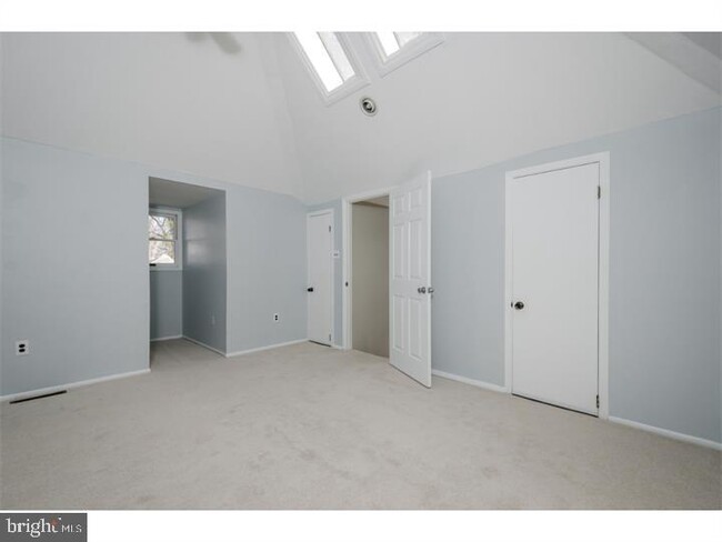 Building Photo - 305 Nassau St