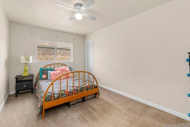 Building Photo - Charming Home Awaits: Spacious & Modern Li...