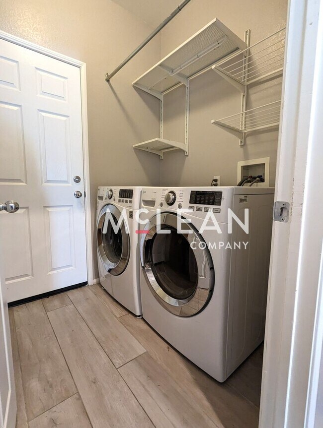 Building Photo - Beautiful Three Bedroom Home - Pet Friendly!