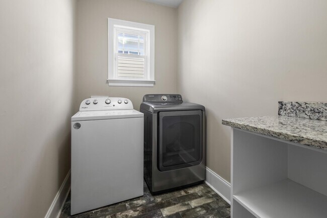 Building Photo - 2561 Lantana Ln