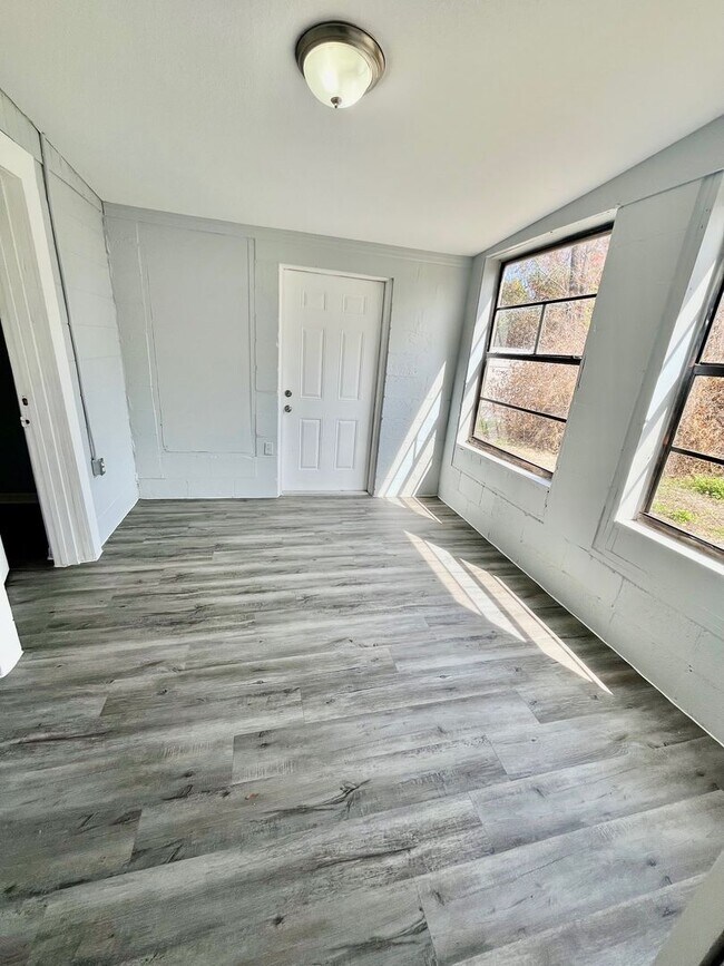 Building Photo - Spacious Remodeled 6BR/1BA Home with Fenced Backyard in Winter Haven!