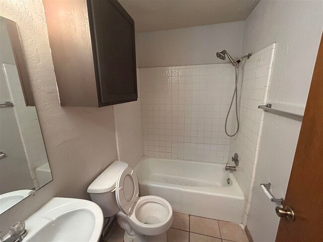 Building Photo - 1912 SW D Ave