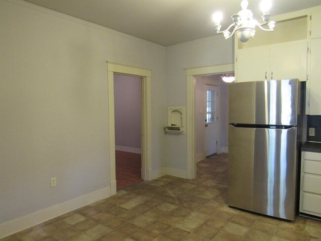 Building Photo - 405 E Main St