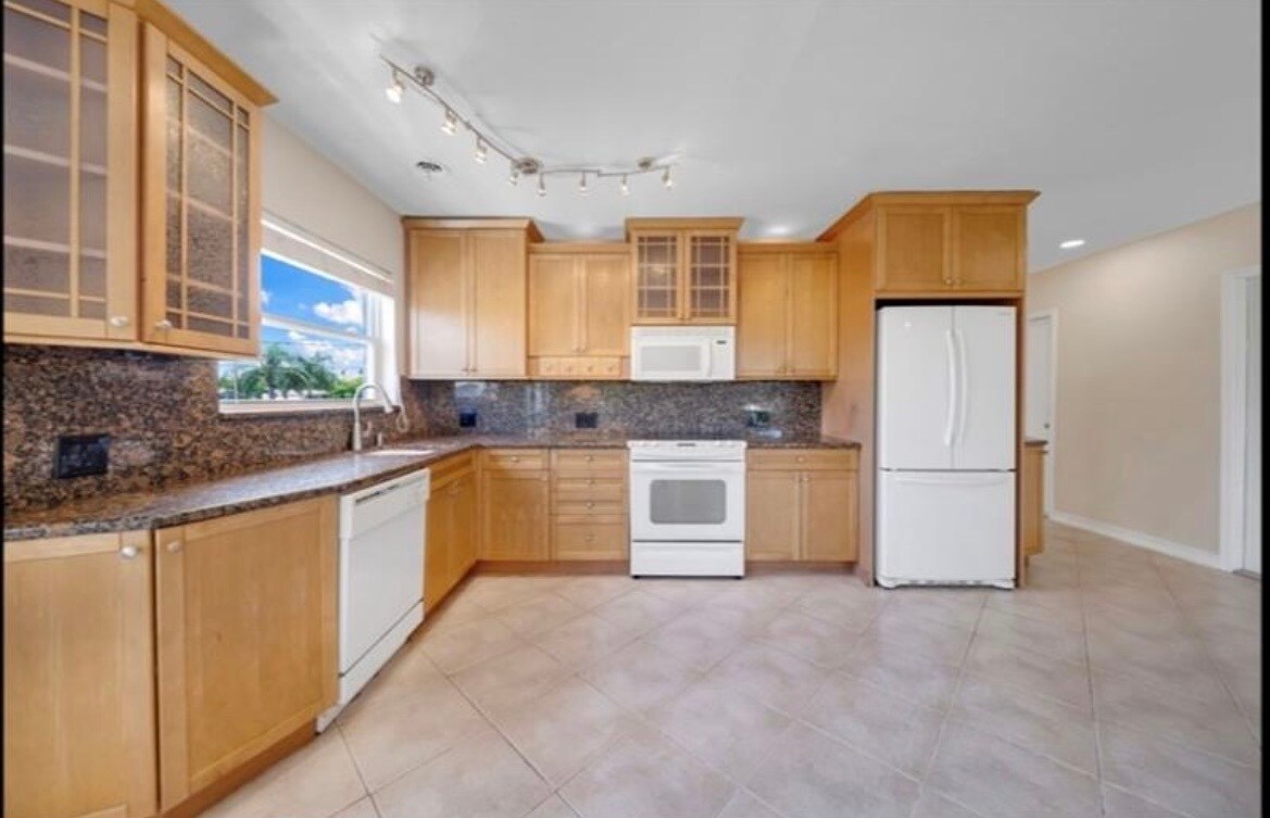 Building Photo - 2591 NE 55th Ct