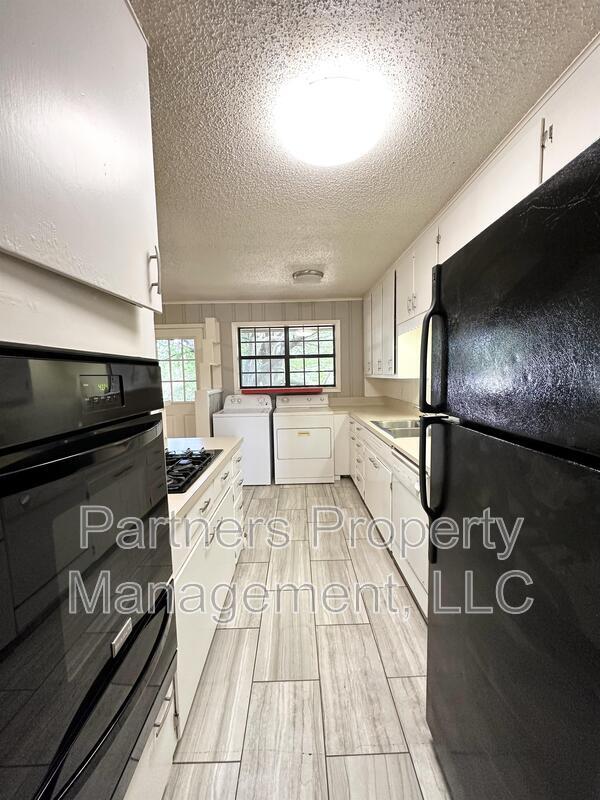 Building Photo - 2201 W Deane St
