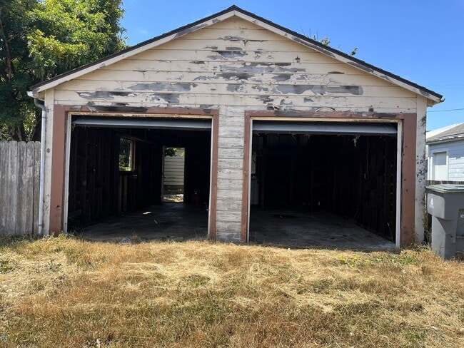Building Photo - Pet-friendly home with hardwood floors and...