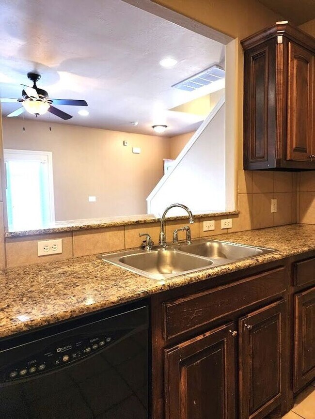 Building Photo - 4 Bed 2 Bath 2 Car Duplex in the Oxford Park Addition in Edmond