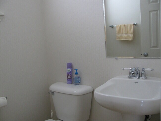 Building Photo - 1652 NW Shadow Hills Lane ~ Excellent Beth...